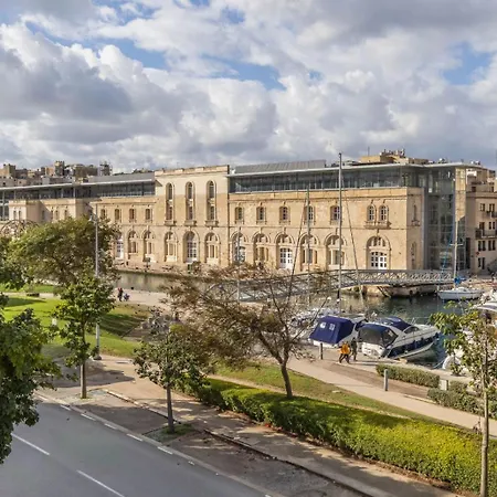 Mediterranea Waterfront House - By Valletta Ferry & Free Parking بيت للعطل *